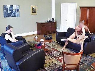 Mann nimmt seine junge Freundin mit nach Hause