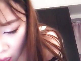 Junge Chinesin masturbiert vor der Kamera