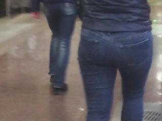 Sexy Brünette Milf in engen Jeans