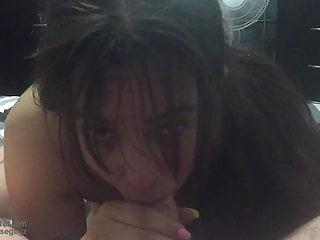 Heisse Milf lutscht zwei Schwänze eine Stunde