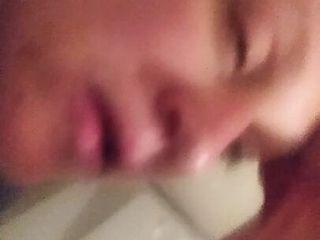 Echte Milf geht mit jungem Schwanz fremd