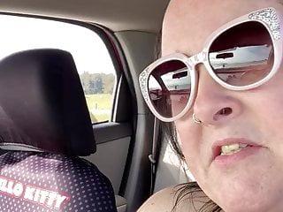 Zoey zeigt sich nackt im Auto