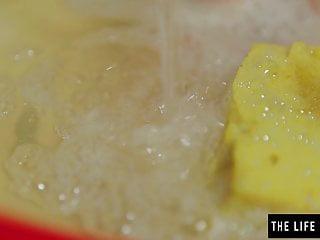 Geile Milf rasiert und spritzt ab