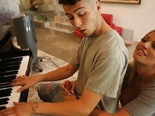 Heiße Milf stiefmama hilft Stiefsohn mit Blowjob