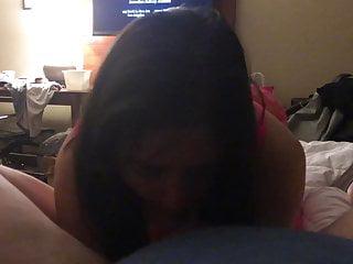 Latina Milf gibt einen perfekten Blowjob