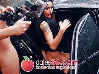 Heißer Fick auf dem Rücksitz eines deutschen urlaubs