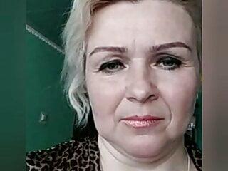 Russische Frauen ziehen sich vor der Webcam aus
