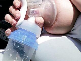 Dicke Titten melken meine Milch im Auto - Milf Hardcore