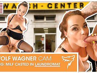 Geile Milf bläst und fickt in der Öffentlichkeit