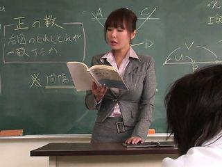 Lehrerin wird von ihrem Lehrer gefickt