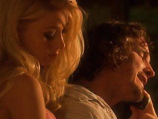 Blondine bekommt den Mund voll Sperma