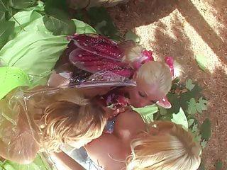 Blond und brünett experimentieren im Freien