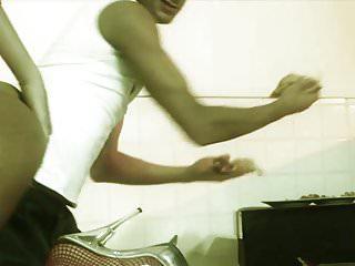 Milf in Netzstrümpfen schreit beim ficken