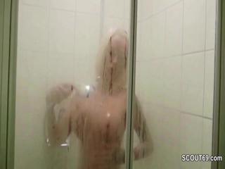 Deutsche mit dicken Titten unter der Dusche erwischt