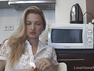 Blondine in den Arsch gefickt vor der Webcam