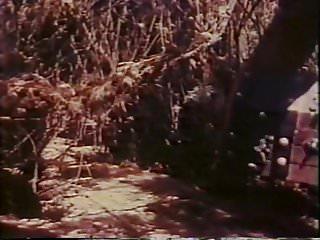 Er zieht sich vor der pfanne