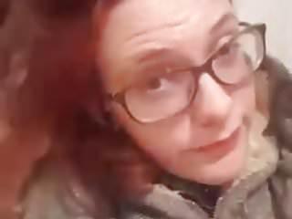 Blondes Luder besorgt es sich mit vibrator