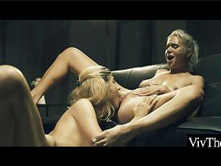 Reife Lesbe verführt junges Mädchen und leckt ihre Pussy