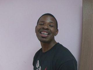 Heißes madchen reitet Monsterschwanz auf dem Sofa