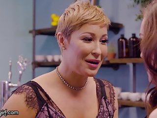 Heiße Milf zeigt der jungen Angestellen wie man eine Frau leckt