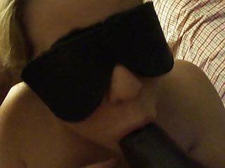 Schwarze Milf mit großen Naturtitten gibt dildoblowjob