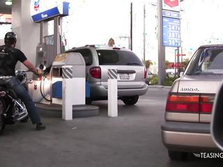 Blonde Biker Lady lässt sich von einem tätowierten Biker ins Gesicht spritzen