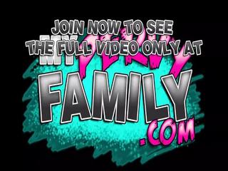 Reife Lehrerin mit großen Titten unterrichtet Stieftochter Dreier