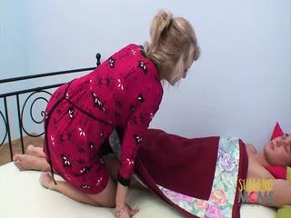 Die schmutzige blonde Cougar steigt morgen zu ihrem Boytoy ins Bett