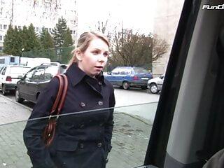 Teen mit echten dicken Titten Alice im Bumsbus gefickt