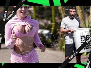 Zwei dreckige Milfs mit großen Titten ficken junges Schulmädchen